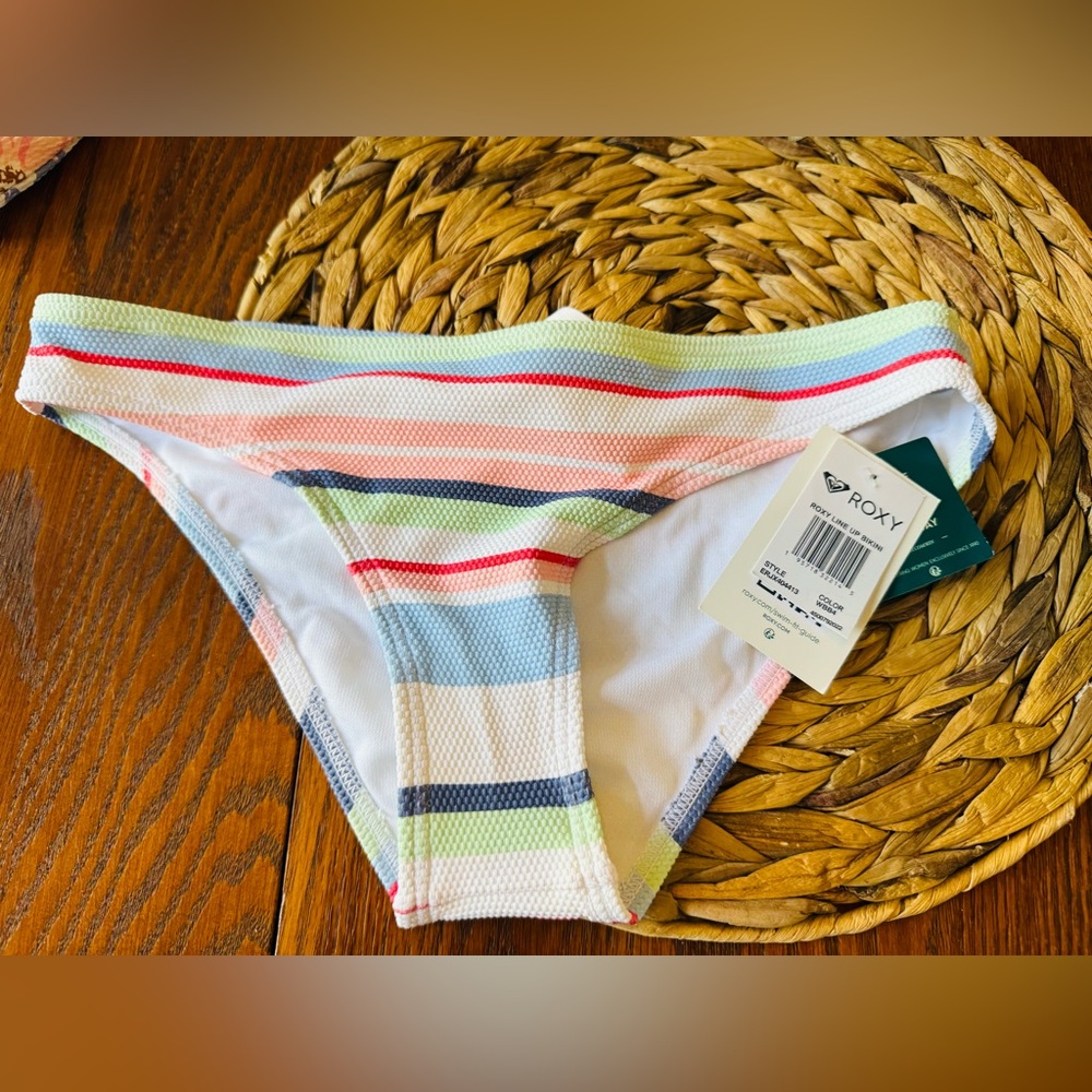 Roxy line up bikini bottoms size
Medium super cute !! - Picture 2 of 9